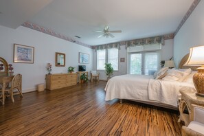 2 bedrooms, iron/ironing board, free WiFi, bed sheets - SALTWATER ANGLER at The Truman Annex in Key West (Key West)