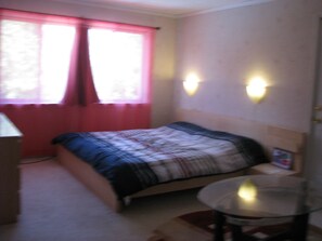 4 Schlafzimmer, Betten mit Memory-Foam-Matratzen, Bügeleisen/Bügelbrett