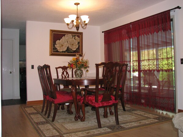 Dining - Great house for Clemson games and fans (Clemson)