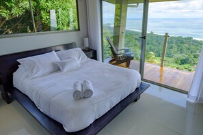 3 chambres, coffres-forts dans les chambres, lit parapluie