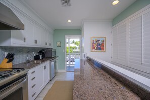 Coffee/tea maker, fridge, microwave, oven - Royal Poinciana >>WEEKLY RENTAL! Truman Annex in Key West (Key West)