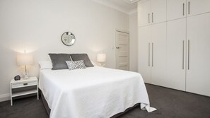 2 bedrooms, desk, iron/ironing board, free WiFi - Lovely 2 Bedroom Apartment in Leafy Woollahra (Woollahra)