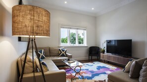 Smart TV - Lovely 2 Bedroom Apartment in Leafy Woollahra (Woollahra)