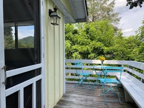 Outdoor dining - Mountain location. Five minutes to downtown. (Asheville)