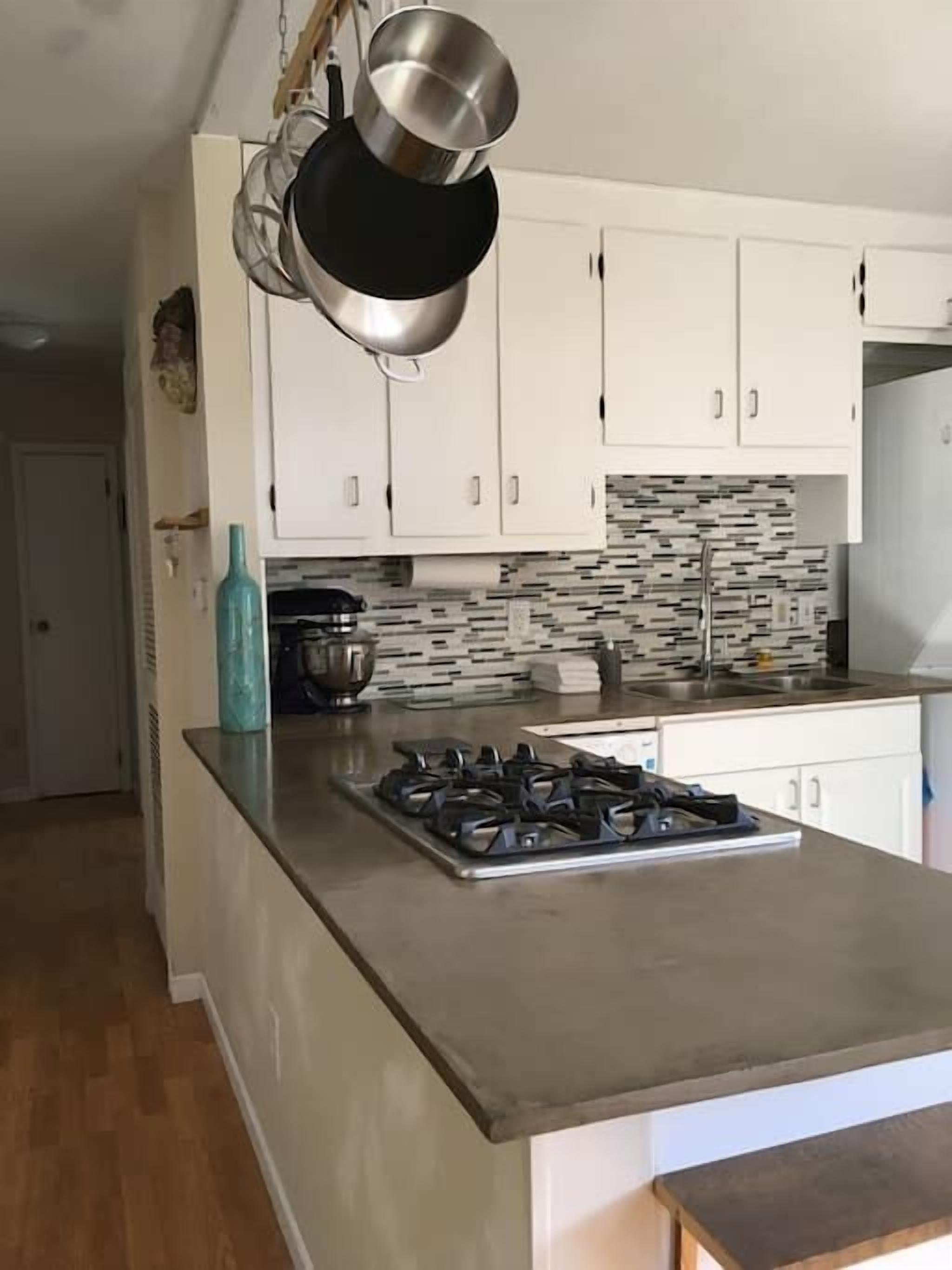 Réfrigérateur, micro-ondes, plaque de cuisson, lave-vaisselle