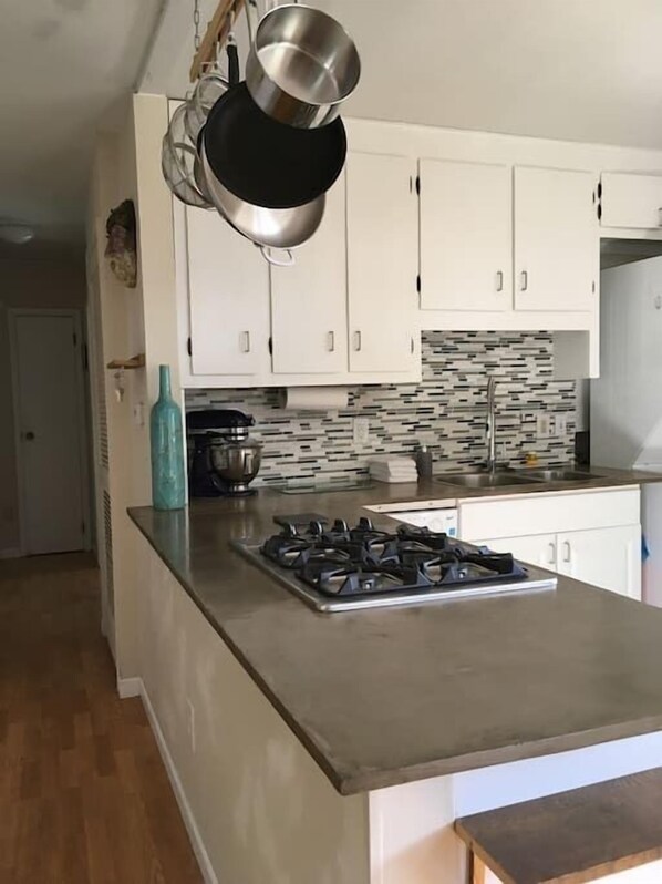 Kühlschrank, Mikrowelle, Herdplatte, Geschirrspüler