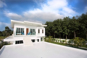 المنشأة من الخارج