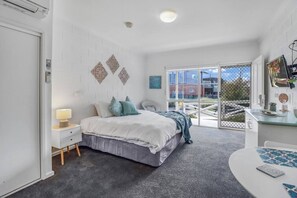 1 bedroom, iron/ironing board, WiFi, bed sheets - Studio Apt, Bright and Spacious, CBD, Mibnb (Geelong)