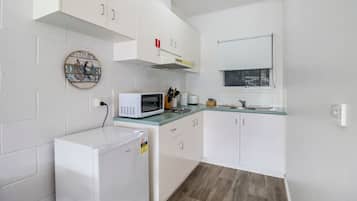 Réfrigérateur, micro-ondes, plaque de cuisson, grille-pain