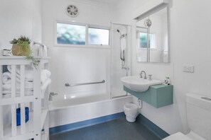 Combined shower/tub, hair dryer - Studio Apt, Bright and Spacious, CBD, Mibnb (Geelong)