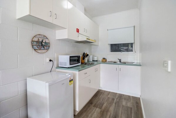 Refrigerador, microondas, parrilla de estufa y utensilios de cocina 