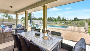 تناول الطعام بالخارج