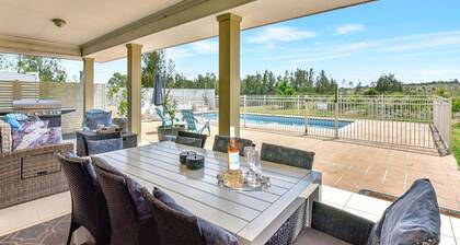 Silver Springs 6br Luxury Homestead with Wifi, Pool. Fireplace, Views, Olives and Space