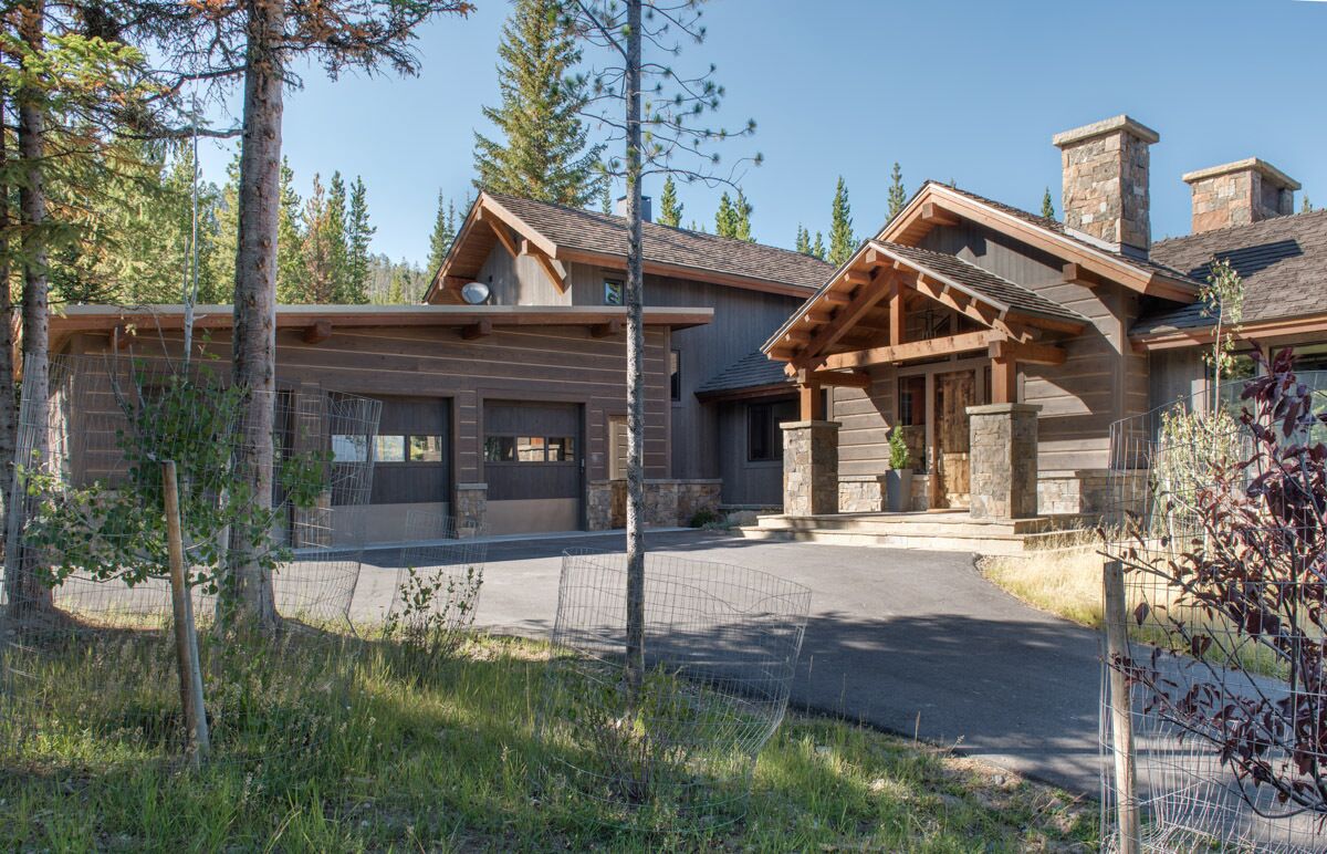 Custom built home with Mountain views, Hot tub, WIFI and Fireplace