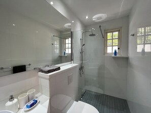 Regadera, secadora de cabello, toallas, jabón 