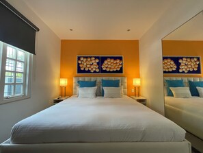 1 habitación, caja de seguridad en la habitación y escritorio 