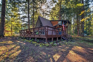 Exterior - Serene Washington Escape w/ Deck & Mountain Views! (Packwood)