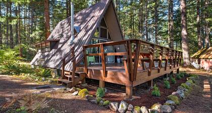 Serene Washington Escape w/ Deck & Mountain Views!