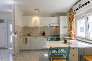 Køleskab, mikrobølgeovn, ovn, kogeplade