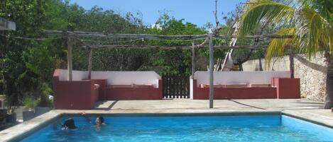 Una piscina al aire libre