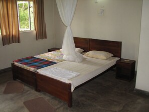 4 bedrooms, iron/ironing board, Internet, bed sheets - Spacious Rooms with /Attached Bathrooms /Travellers Paradise (Habarana)