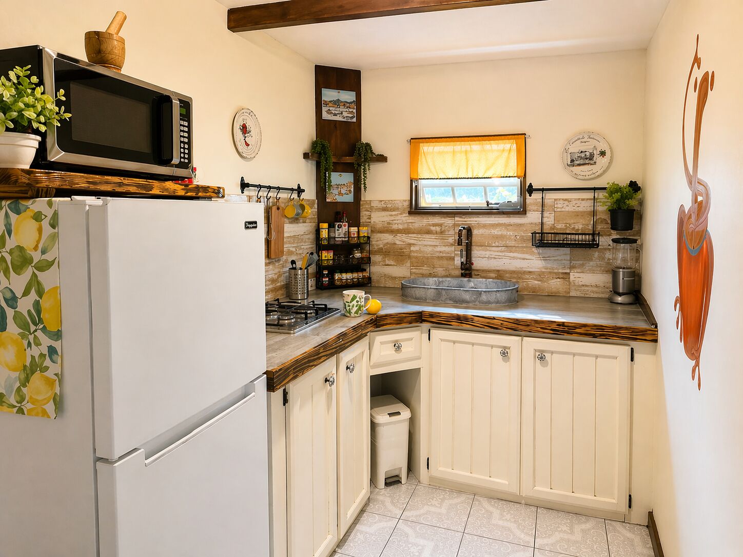 Geladeira, micro-ondas, cooktop, cafeteira/chaleira