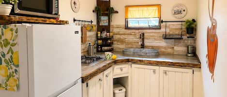Réfrigérateur, micro-ondes, plaque de cuisson, cafetière/bouilloire
