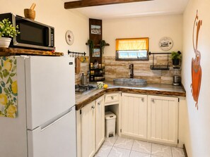 Réfrigérateur, micro-ondes, plaque de cuisson, cafetiÚre/bouilloire
