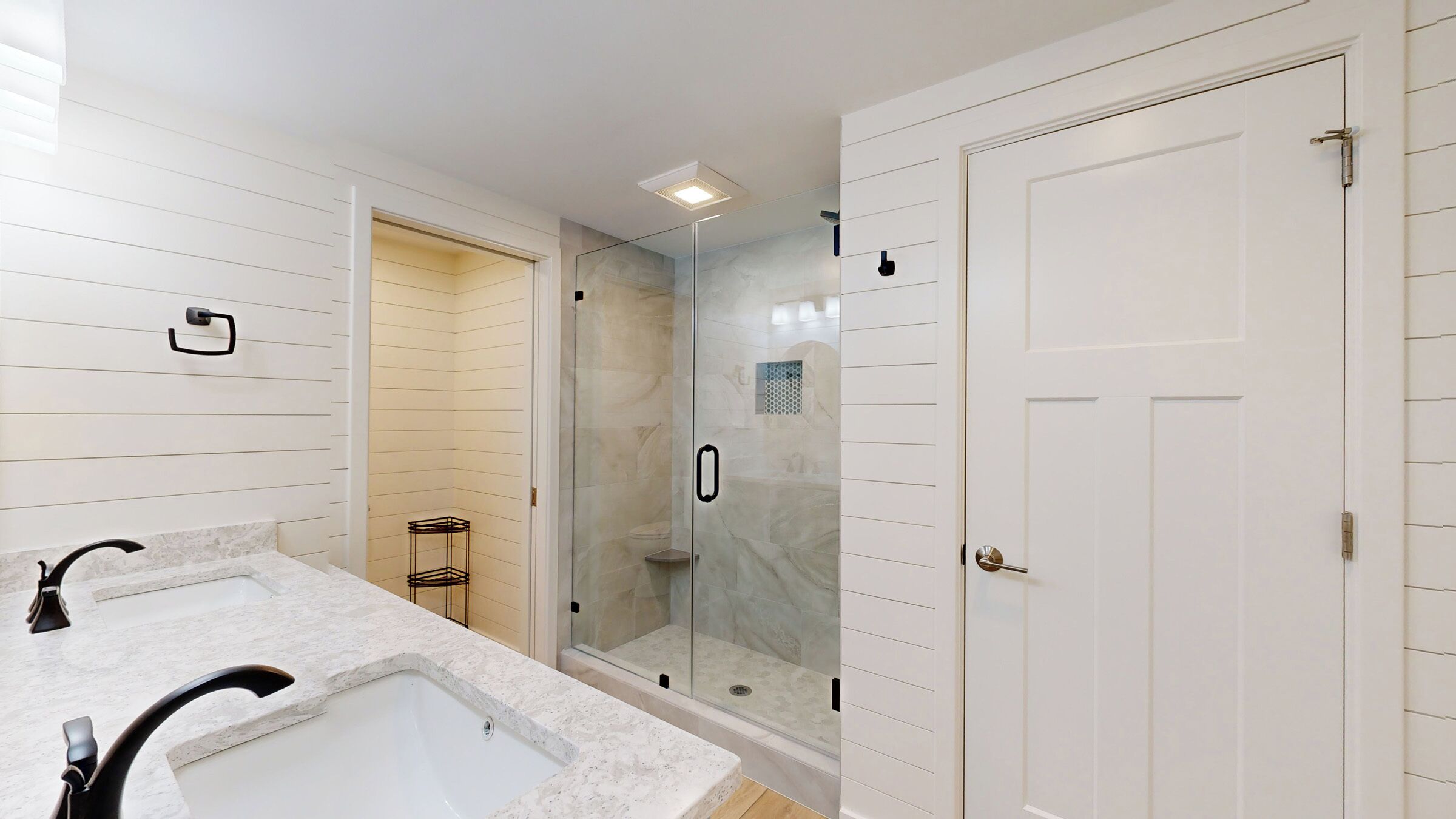 Combined shower/tub, hair dryer, towels