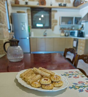 Dining - Traditional Wood-Stone Villa With A Pool In Crete (Piskokefalo)