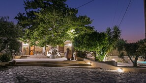 Property grounds - Traditional Wood-Stone Villa With A Pool In Crete (Piskokefalo)