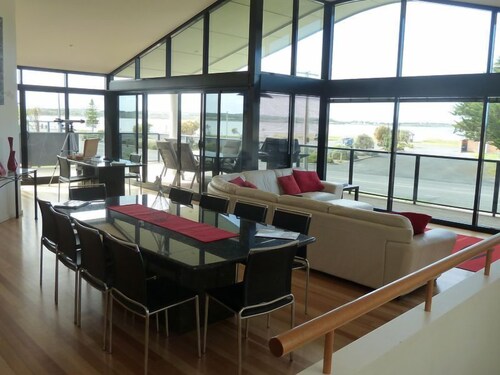 GoolwaGettaway Luxury Home by river- sleeps 14 in 10 beds