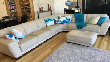 Smart-TV, DVD-Player, Tischtennisplatte, Bücher