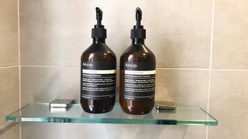 Hårføner og håndklær