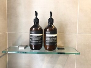 Een haardroger, handdoeken