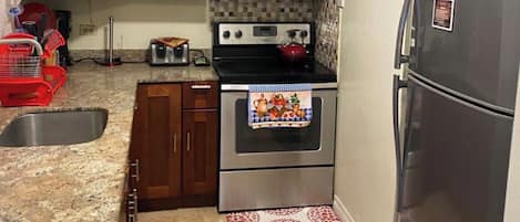 Frigorífico, microondas, horno y placa de cocina
