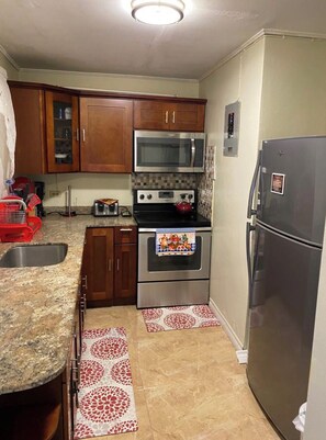 Réfrigérateur, micro-ondes, four, plaque de cuisson