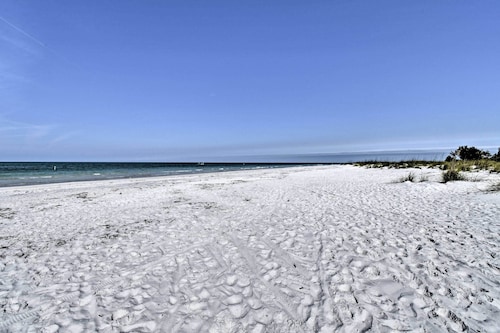 Canal-front Gem w/ Pool & Hot Tub in Anna Maria