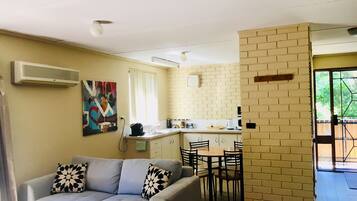 Een televisie, een dvd-speler en boeken