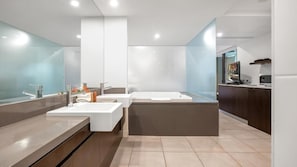 Ensemble douche/baignoire, serviettes fournies