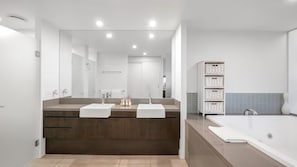 Ensemble douche/baignoire, serviettes fournies