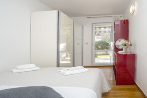 3 soveværelser, pengeskab på værelset, skrivebord, strygejern/strygebræt