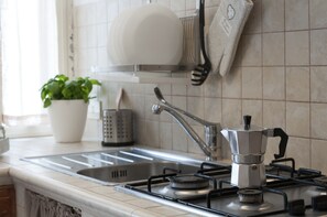 Kühlschrank, Mikrowelle, Herdplatte, Wasserkocher mit Kaffee-/Teezubehör