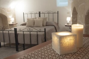 1 habitación, tabla de planchar con plancha y cuna de viaje 
