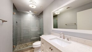 Ensemble douche/baignoire, sèche-cheveux, serviettes fournies