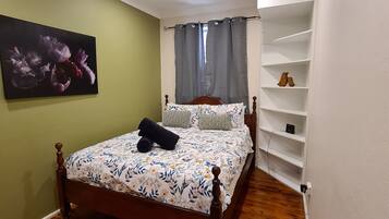 3 bedrooms, desk, iron/ironing board, free WiFi