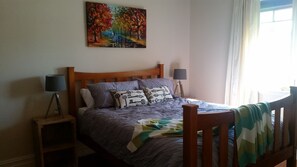 3 bedrooms, desk, iron/ironing board, free WiFi - 3 bed 2 bath central cottage (Orange)