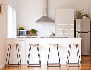 Réfrigérateur, four à micro-ondes, un four, surface de cuisson