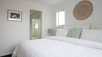 4 habitaciones, escritorio y tabla de planchar con plancha