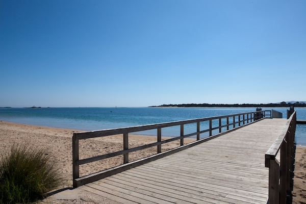 Nära stranden, solstolar och strandhanddukar